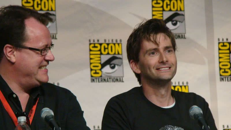 Russell T. Davies e David Tennant na San Diego Comic Con 2009 - vagueonthehow de Tadcaster, York, England / CC BY 2.0 , via Wikimedia Commons