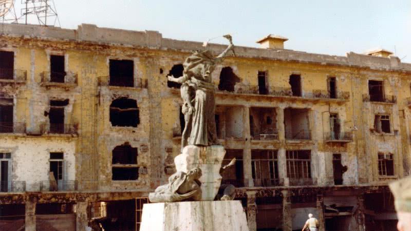 Destroços na Praça dos Mártires, no Líbano, em 1982 - James Case / Wikimedia Commons