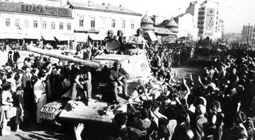 Exército Vermelho sendo recebido em Bucareste - Domínio Público, via Wikimedia Commons