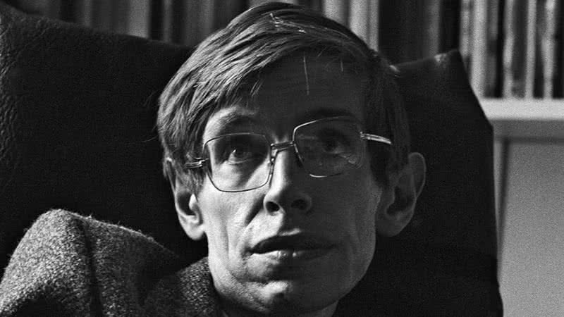 Além de físico teórico, Hawking também foi cosmólogo e autor, sendo um dos maiores cientistas do século - Créditos: Reprodução/Amazon