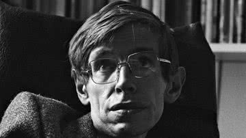 Além de físico teórico, Hawking também foi cosmólogo e autor, sendo um dos maiores cientistas do século - Créditos: Reprodução/Amazon