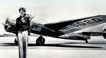 Amelia Earhart ao lado de sua aeronave - Wikimedia Commons