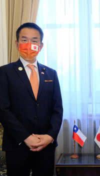AH - Ministro japonês viraliza ao presentear futuro presidente chileno com Pokémon