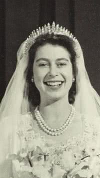 O que explica Elizabeth II sempre usar um colar de pérolas?