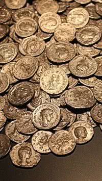 Casal britânico encontra moedas século XVII e ganha R$ 4,5 milhões em leilão