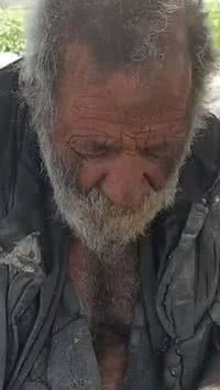 Conhecido como “homem mais sujo do mundo”, Amou Haji morre aos 94 anos
