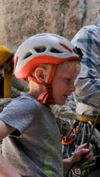 Menino de 8 anos se torna o mais jovem a escalar montanha gigante nos EUA