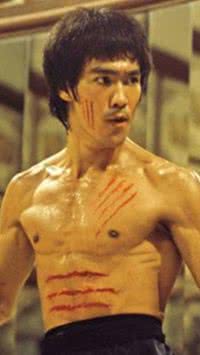 Estudo aponta que Bruce Lee pode morrido por beber muita água 