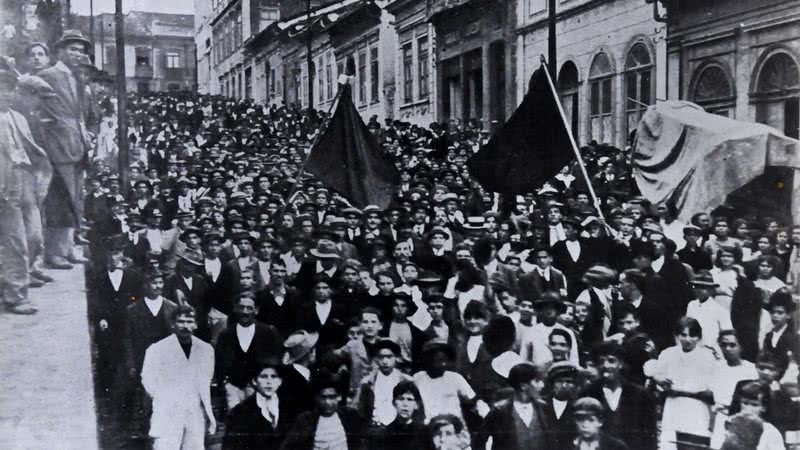 Anarquistas e operários durante protestos da Greve Geral de 1917, em São Paulo - Wikimedia Commons