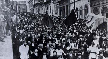 Anarquistas e operários durante protestos da Greve Geral de 1917, em São Paulo - Wikimedia Commons