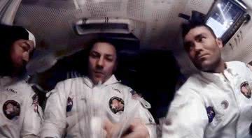 Lovell, Swigert e Haise durante a missão espacial - Nasa/ Andy Saunders