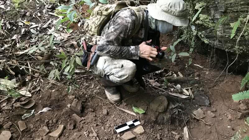 Pesquisador fotografando sítio arqueológico no Amapá - Divulgação/ Nuparq