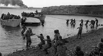 Soldados recolhem barcos durante bombardeio argentino - Reprodução