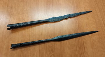 Duas das armas yotvingianas encontradas pelos arqueólogos poloneses - Museu do Distrito de Suwałki