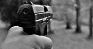 Imagem meramente ilustrativa de mão segurando pistola - Pixabay