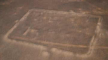 Imagem aérea de acampamento militar romano encontrado no norte da Arábia Saudita - Reprodução/R. Bewley