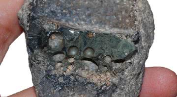 Resto de um forno de fundir metais, com um pedaço de escória (um material que acaba sendo produzido durante o processo de fundir minérios) grudado - Divulgação/ Rahil Alipour / UCL Archaeology