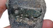 Resto de um forno de fundir metais, com um pedaço de escória (um material que acaba sendo produzido durante o processo de fundir minérios) grudado - Divulgação/ Rahil Alipour / UCL Archaeology