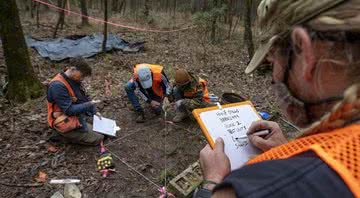 Equipe registra achados na floresta - Grace Beahm Alford/Staff