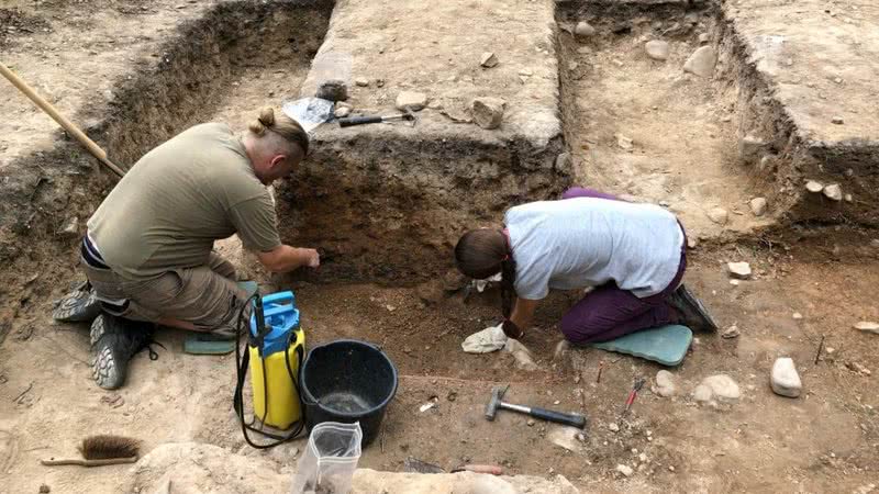 Escavadores analisam as câmaras encontradas - Antiquity