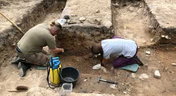 Escavadores analisam as câmaras encontradas - Antiquity