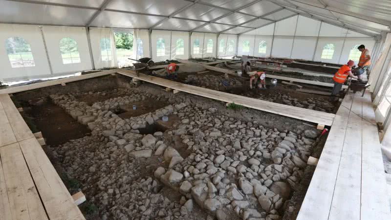 Restos de antigas paredes romanas escavadas na Suíça - Divulgação/Gabinete para a Preservação de Monumentos e a Arqueologia do Cantão de Zug