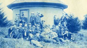 Imagem dos alunos ao redor do observatório em 1888 - Reprodução/Michigan State University Archives and Historical Collections