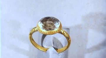 Anel de ouro encontrado na Ilha de Man - Divulgação/ITV News