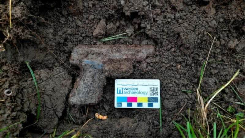 Pistola encontrada no local - Divulgação / Wessex Archaeology