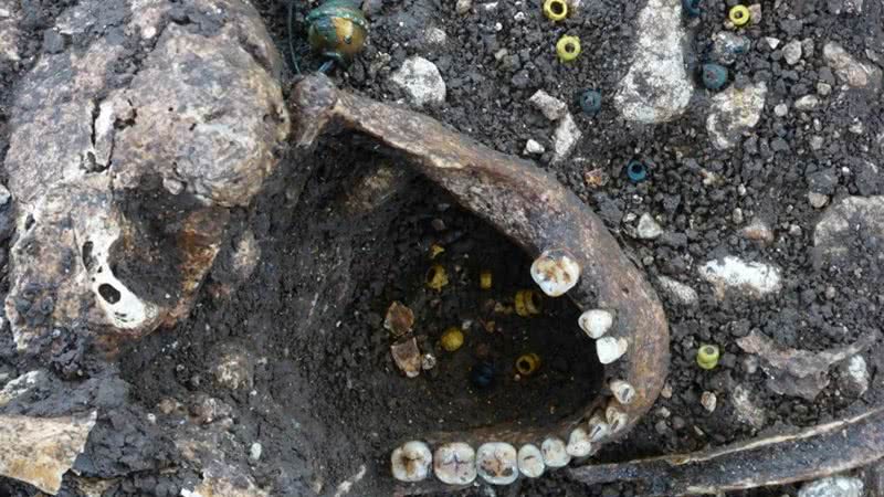 Alguns itens localizados no assentamento, como joias e restos mortais - INRAP