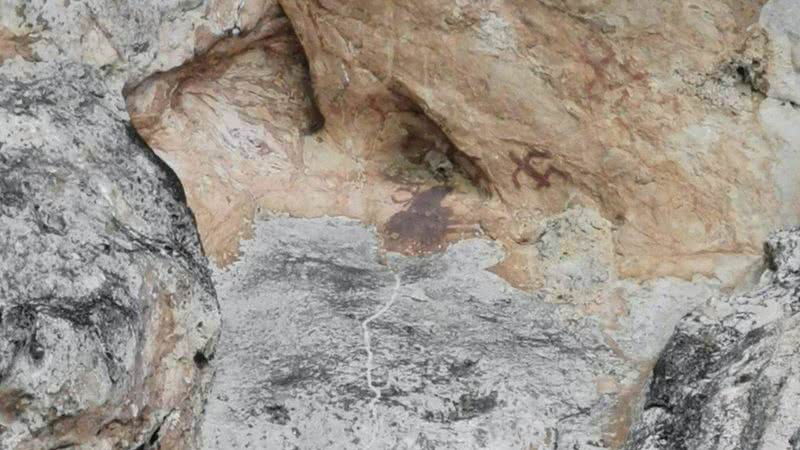 Uma das pinturas encontradas nas pedras da caverna - Divulgação/Facebook/thethaigernews/26.07.2020