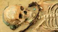 Fotografia de esqueleto enterrado com uma foice sobre a garganta - Divulgação/ Polcyn et al. Antiquity