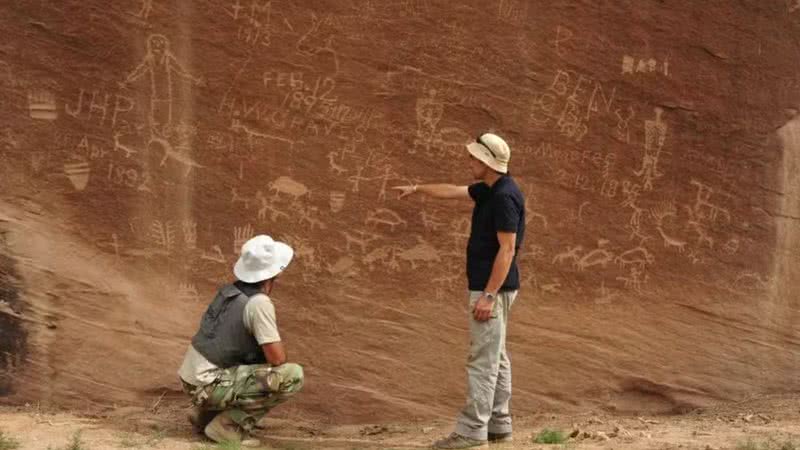 Imagem de pesquisadores com algumas das artes rupestres descobertas - Divulgação/Universidade Jaguelônica