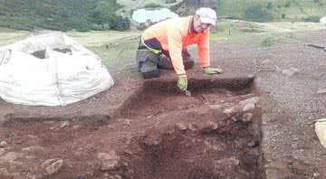Foto de escavação no forte da colina - CFA Archeology Ltd