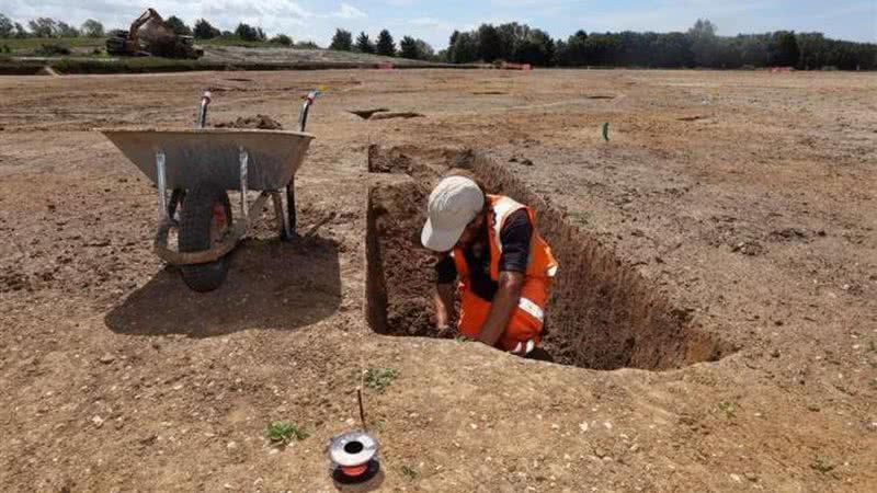Arqueólogos trabalhando em escavações em Cambridgeshire - Divulgação - Urban & Civic