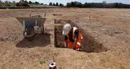 Arqueólogos trabalhando em escavações em Cambridgeshire - Divulgação - Urban & Civic