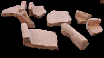 Fragmentos de telha encontrados em Jerusalém - Reprodução/Facebook/Israel Antiquities Authority