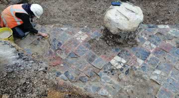 Piso de azulejos encontrados em Gloucestershire, Inglaterra - Divulgação/Arqueologia de Cotswold