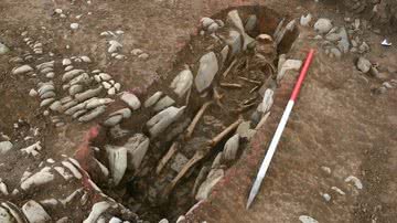 Escavação próxima a túmulo medieval em castelo de Gales do Sul - Divulgação/Universidade de Cardiff