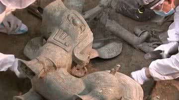Imagem de escavações da besta de bronze - Reprodução/YouTube/TV Brasil