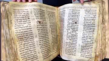 Imagem da Bíblia hebraica que se tornou o manuscrito mais valioso do mundo - Reprodução/Vídeo/Jornal Hoje