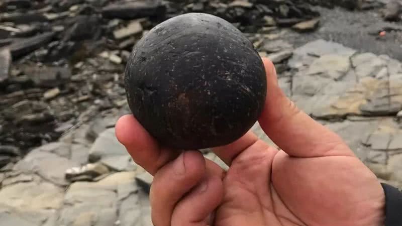 Uma das bolas descobertas na tumba - Divulgação/University of Central Lancashire