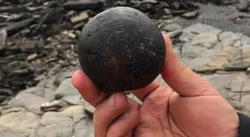 Uma das bolas descobertas na tumba - Divulgação/University of Central Lancashire