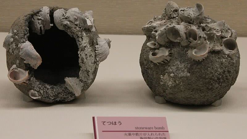 Imagem das “bombas de trovão”, que eram elaboradas a partir de conchas de cerâmica - Licença Crative Commons, via Wikimedia Commons