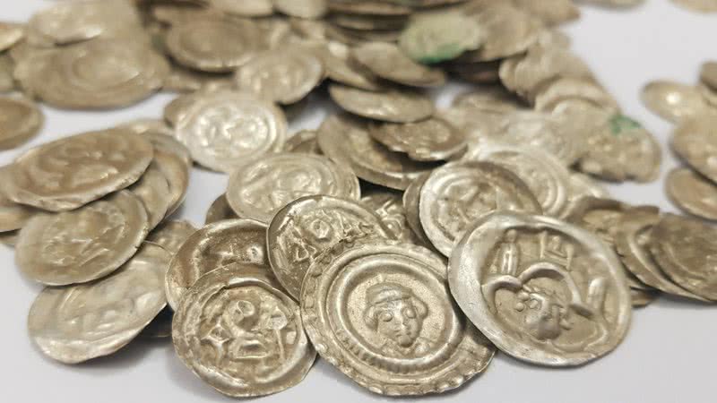 Fotografia de algumas das moedas encontradas