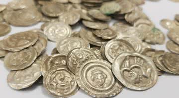 Fotografia de algumas das moedas encontradas - Divulgação/ Dolnośląski Wojewódzki Konserwator Zabytków