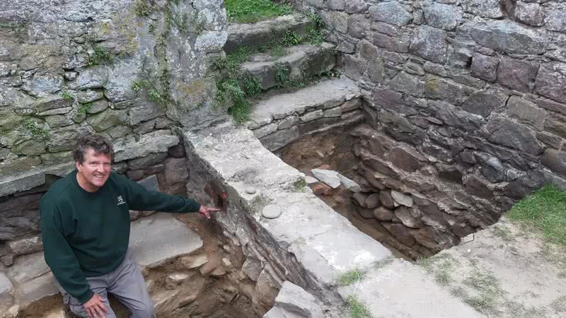 Arqueólogo ao lado de bunker nazista em na ilha de Alderney - Divulgação/Facebook/Dig Alderney