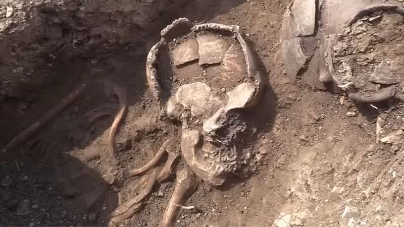 Esqueleto com urna na cabeça na Transilvânia