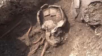 Esqueleto com urna na cabeça na Transilvânia - Divulgação/ Vídeo/ Gherla Info