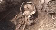Esqueleto com urna na cabeça na Transilvânia - Divulgação/ Vídeo/ Gherla Info